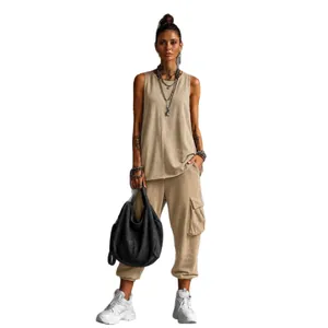 Completo casual bohémien 2 pezzi con canotta senza maniche e pantaloni cargo beige