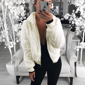 Manteau chic en fausse fourrure blanche à capuche pour femme avec poignets côtelés et texture.