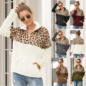 Leopard-Patchwork-Fleece-Sweatshirts in mehreren Farben mit Half-Zip-Kragendesign.