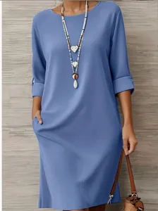 Robe mi-longue bleue élégante à col rond, manches mi-longues et poches latérales.