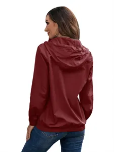 Detaillierte Rückansicht der weinroten wasserdichten Damen-Windjacke mit Kapuze