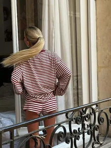 Rückansicht eines bordeauxrot gestreiften Langarm-T-Shirts mit passenden Shorts.