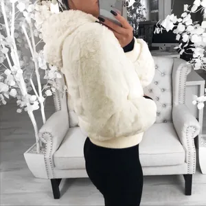 Vue latérale de l'élégante veste à capuche en fausse fourrure blanche pour femmes