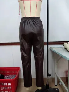 Vue arrière d'un pantalon de motard en cuir PU marron pour femme avec taille élastique.