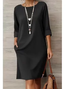 Robe noire élégante longueur genou avec poches latérales et manches mi-longues
