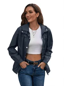 Detailansicht einer dunkelblauen wasserdichten Damen-Windjacke mit Kapuze und Reißverschluss.
