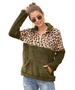 Detailansicht des Fleece-Sweatshirts mit Leopardenmuster und modischem Reißverschlusskragen.