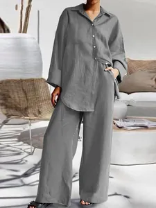 Elegante conjunto gris de dos piezas para mujer con camisa holgada y pantalón ancho