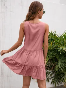 Vista trasera detallada de un vestido de verano rosa sin mangas con volantes en un jardín