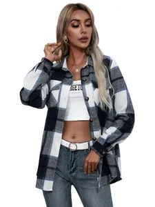 Vista detallada de sobrecamisa a cuadros azul informal para mujer con botones