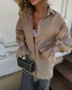 Elegante camisa color champán con mangas farol y solapa suelta para mujer primavera