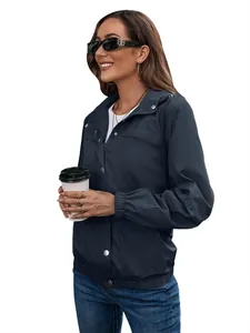 Detailansicht der dunkelblauen Damen-Windjacke mit Kapuze und elastischen Bündchen