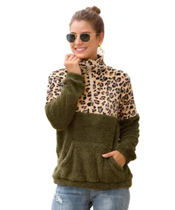 Detail des Sherpa-Fleece-Sweatshirts mit Leopardenmuster und funktionellem halbem Reißverschluss
