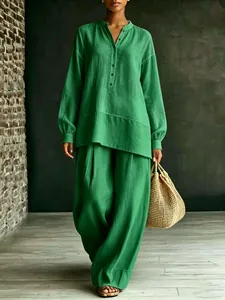 Detailweergave van groene linnen-stijl lange mouwen tuniek en wijde pijpen broek set