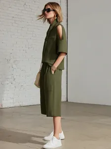 Conjunto de 2 piezas verde oliva para mujer con top de hombros descubiertos y pantalón ancho.