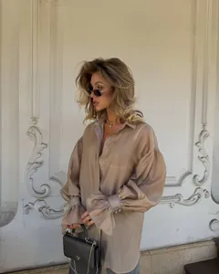 Blusa elegante color topo de corte holgado con mangas de farol y cuello de solapa