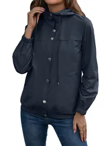 Detailansicht einer dunkelblauen wasserdichten Damen-Windjacke mit Kapuze zum Wandern.