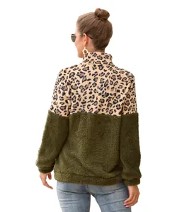 Rückansicht eines Fleece-Sweatshirts mit Leopardenmuster und Stehkragen für Damen