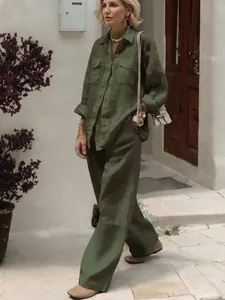 Ensemble décontracté vert olive avec chemise à manches longues et pantalon large.