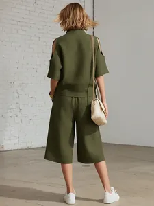 Vista trasera de un conjunto de dos piezas verde oliva para mujer con top de hombros fríos