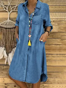 Abito a camicia casual in denim blu da donna con bottoni sul davanti e tasche