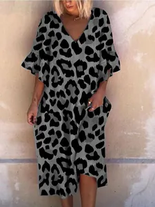 Robe mi-longue chic à col en V pour femmes avec imprimé léopard noir et volants.