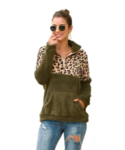 Detail des Damen-Sherpa-Fleece-Sweatshirts mit Leopardenmuster und halbem Reißverschluss