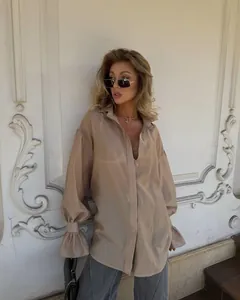 Elegante camisa oversize caqui con cuello vuelto y mangas de farol de estilo
