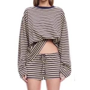 Lässiges zweiteiliges Loungewear-Set mit gestreiftem Langarmshirt und Kordelzug-Shorts