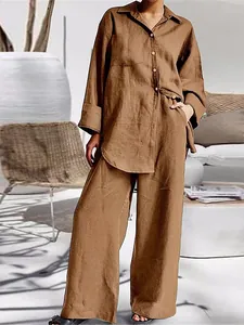 Vista detallada del conjunto casual de camisa y pantalón de lino para mujer