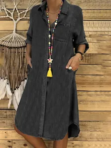 Vista dettagliata di un abito a camicia in denim grigio scuro taglie forti con tasche