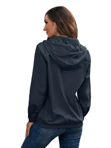 Rückansicht dieser dunkelblauen Damen-Windjacke mit Kapuze und elastischem Saum für Outdoor