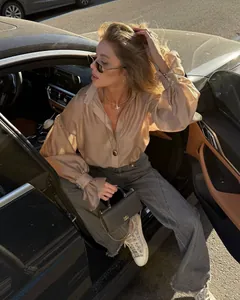 Detalle de las mangas de farol y los puños con botones de esta blusa beige de primavera.
