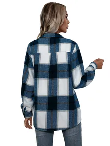 Vista trasera de una chaqueta camisera de franela a cuadros azules y blancos para mujer, xl