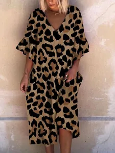 Vue détaillée de la robe tendance imprimé léopard avec manches à volants et col en V