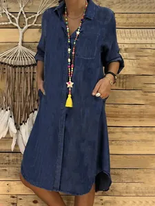Dettaglio di abito chemisier midi casual in denim a maniche lunghe con bottoni