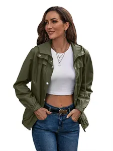 Vorderansicht einer Frau in einer olivgrünen Outdoor-Windjacke mit Kapuze für Damen