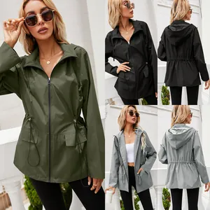 Impermeabile con cappuccio da donna versatile in più colori, viste frontali e posteriori.