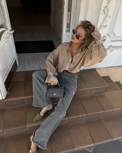 Elegante blusa caqui para mujer con mangas farol y botones en un entorno exterior chic