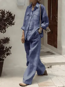 Détail de l'ensemble deux pièces bleu pour femme avec chemise et pantalon large fluide