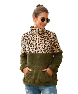 Frau trägt ein modisches Sweatshirt aus Sherpa-Fleece mit Leopardenmuster und Olivgrün.