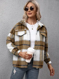 Casual losse geruite shacket met zakken voor dames getoond op model