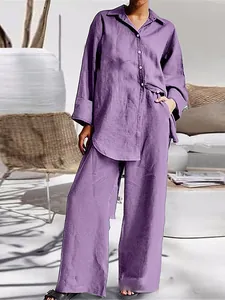 Vista detallada de un conjunto informal de dos piezas violeta con camisa y pantalón ancho