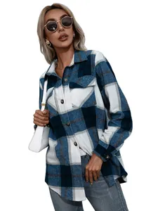 Vista detallada de sobrecamisa de cuadros azules para mujer para otoño e invierno.