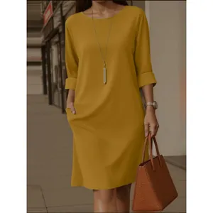 Robe mi-longue jaune moutarde élégante à col rond, manches 3/4 et poches latérales