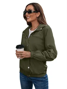 Stylische olivgrüne Damen-Kapuzenjacke mit elastischen Bündchen in der Seitenansicht