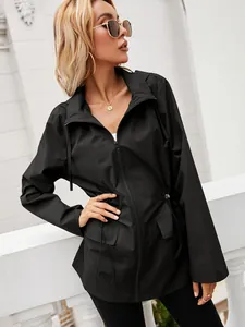 Vista dettagliata dell'impermeabile nero con cappuccio e coulisse regolabile in vita da donna.