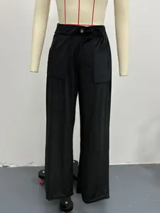 Détail du pantalon en velours noir à taille haute et poches latérales pour femme