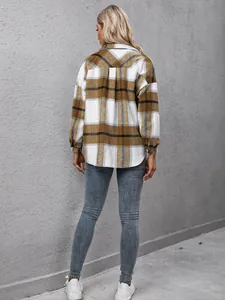 Achteraanzicht van een oversized geruit flanellen overhemdjack voor dames, bruin patroon.