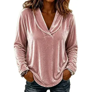 Elegante top a maniche lunghe in velluto rosa con classico collo a scialle da donna.